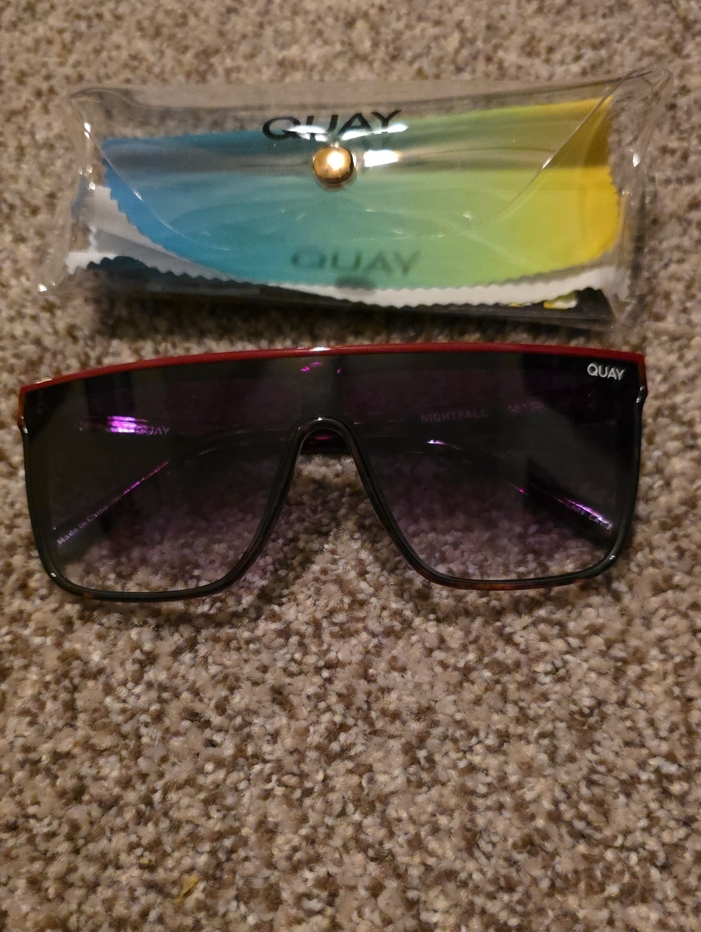 Quay Australia NIGHTFALL Black with Red Accent
